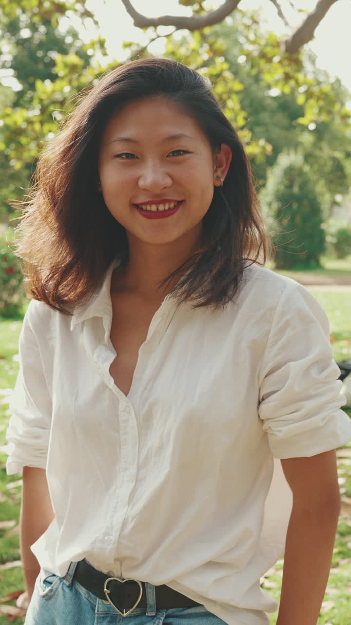 公園で笑顔の女性の肖像画