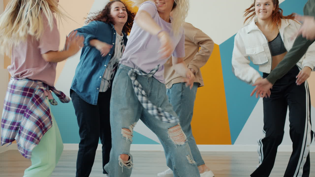 grupo de mujeres jóvenes bailando