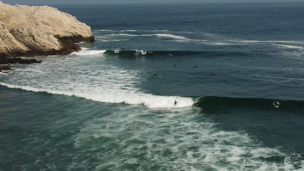 fotografía aérea de surfistas montando olas