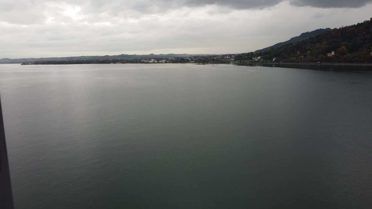 브레겐츠, 보랄베르크, 오스트리아, 유럽에서 볼 수 있는 콘스탄스 호수 공중 전망. 구름이 많은 날, 가을의 평온함을 숨쉬고, 배경에는 숲이 있는 언덕들이 있습니다.