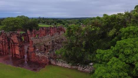 revelación aérea de las ruinas de san ignacio argentina detrás de altos árboles verdes