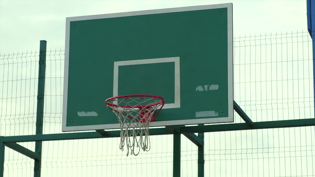 aro de baloncesto y pelota en una cancha al aire libre