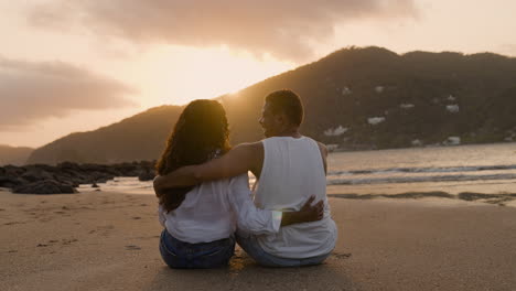 una pareja romántica contemplando el atardecer.