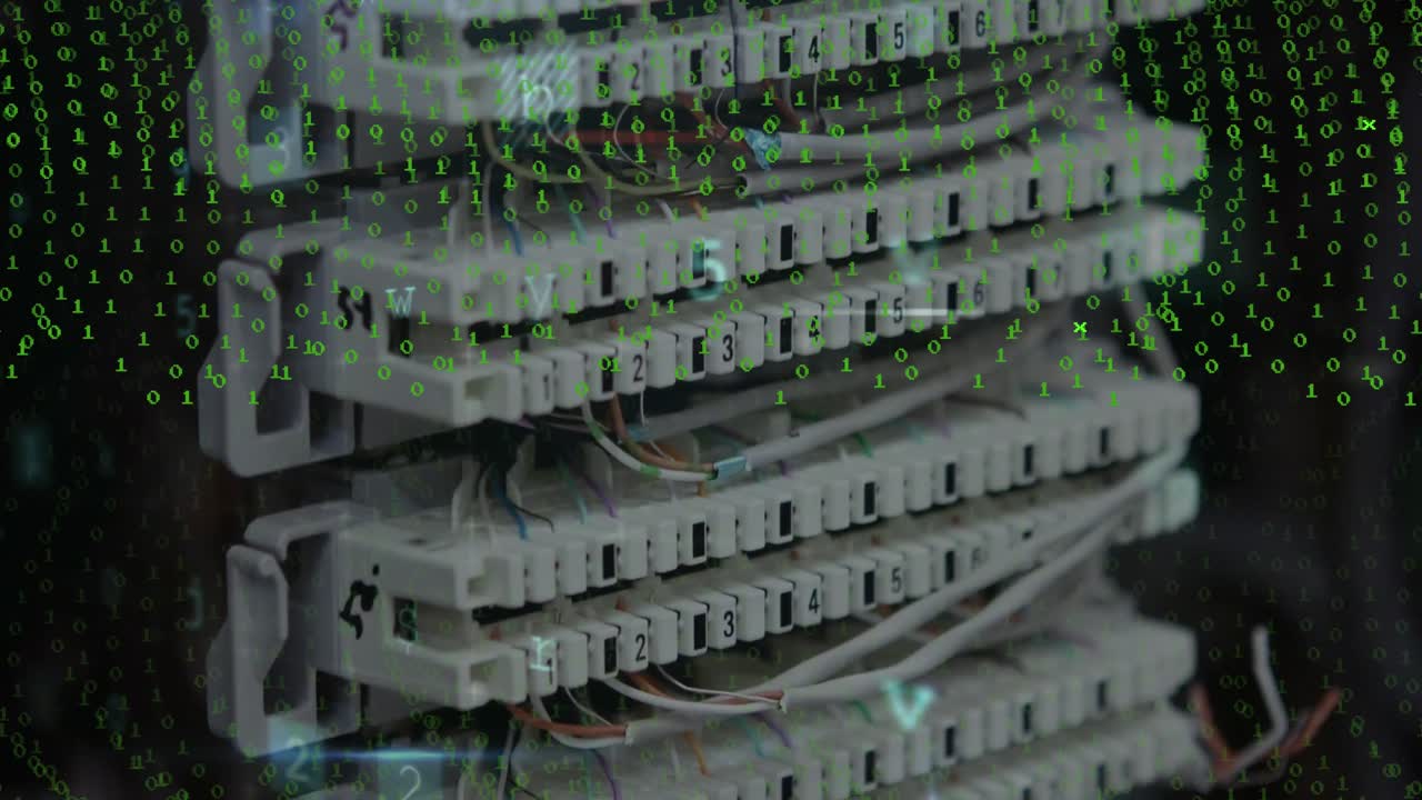 컴퓨터 전선 위로 떨어지는 스캔 및 녹색 숫자의 애니메이션