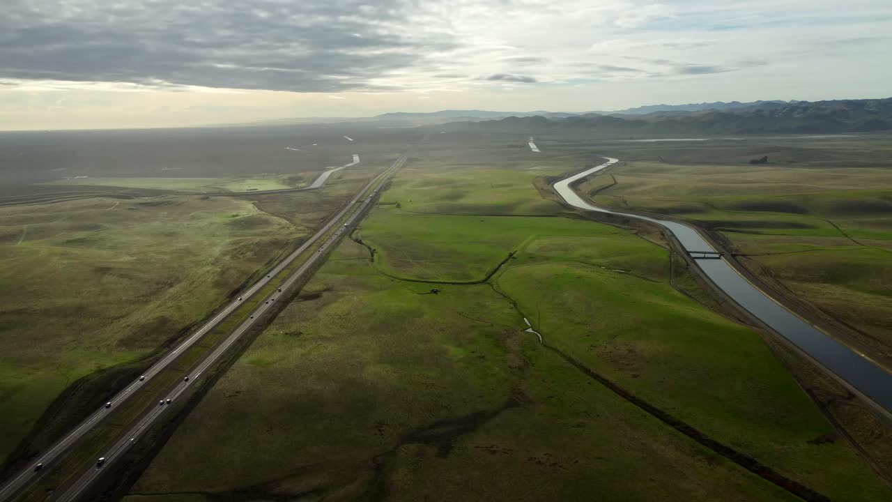 미국 캘리포니아주 뉴먼, 2024년 12월 28일 - 캘리포니아 센트럴 리의 드론 뷰, 왼쪽의 i-5와 오른쪽의 수로