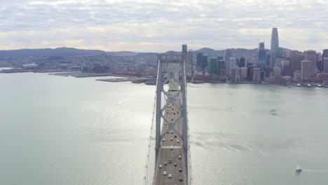 aérien : pont sur la mer dans la ville, vue par drone