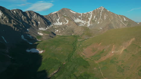 Filmische-Luftdrohne-Am-Frühen-Morgen,-Sonnenaufgang,-Wanderweg,-Greys-Und-Torreys,-14er-Peaks,-Rocky-Mountains,-Colorado,-Atemberaubende-Landschaftsansicht,-Mitte-Des-Sommers,-Grün,-Wunderschöner-Schnee-Oben,-Vorwärts,-Hohe-Bewegung