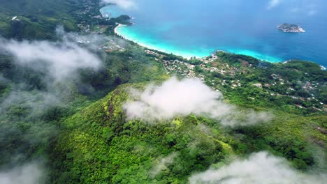 mahe seychelles, drone épique tourné au-dessus des nuages à l'intérieur du parc national