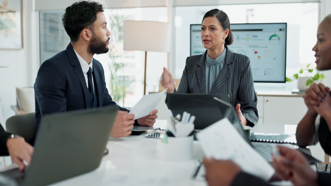 Rapat bisnis dengan tim beragam mendiskusikan strategi