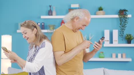 la pareja hablando por teléfono se ríe de risa.