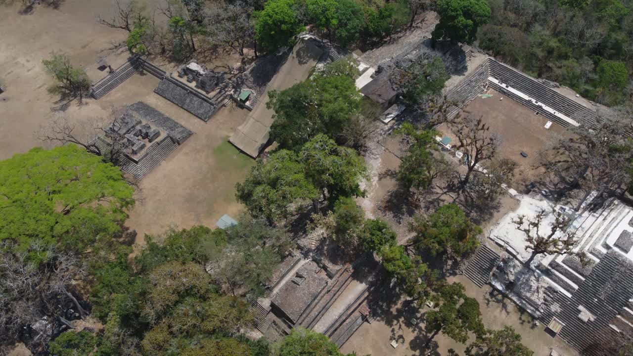 un avión gira sobre el templo, la cancha de pelota y la plaza en las ruinas mayas de copan