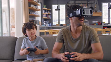 Vater-Und-Sohn-Spielen-Computerspiel-Mit-Virtual-Reality-Headset