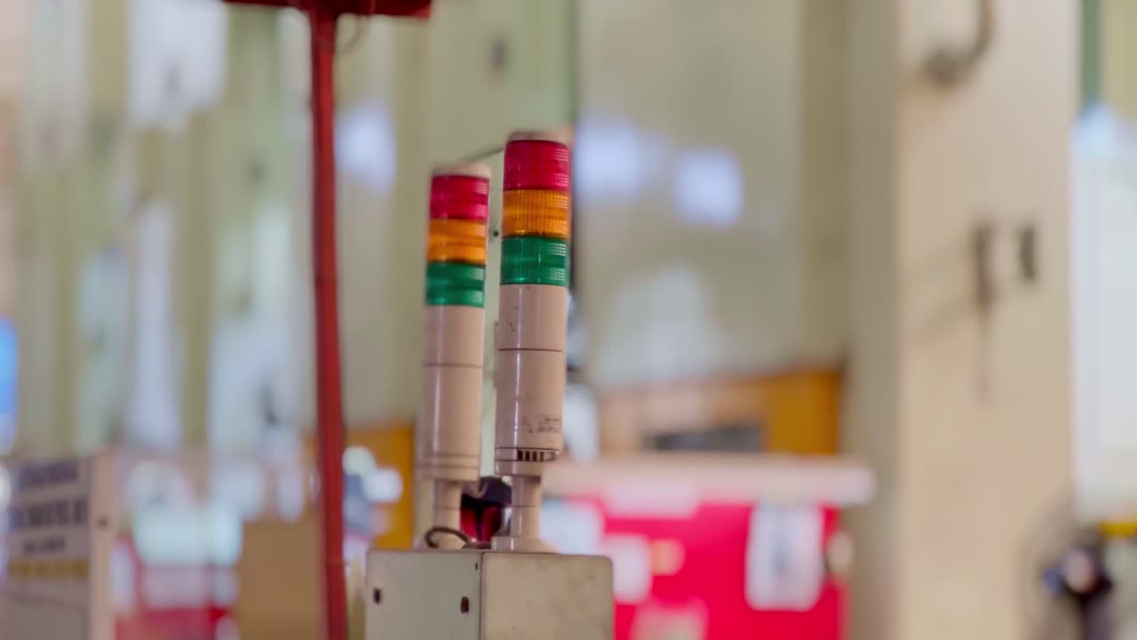 Indicador luminoso vermelho, amarelo, verde na área de produção da fábrica
