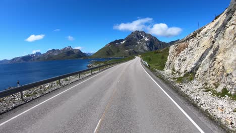 Fahrzeugperspektive-Autofahren-Auf-Einer-Straße-In-Norwegen