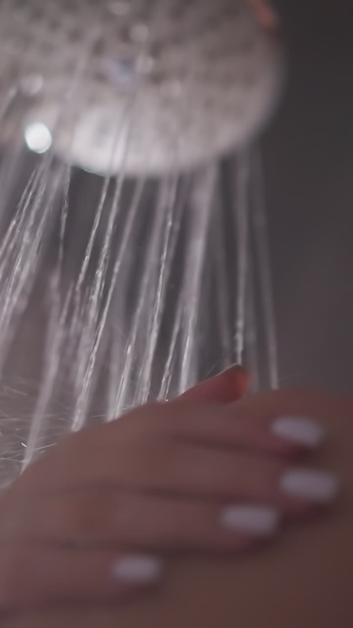 la mujer lava el cuerpo con movimientos suaves de la mano. los movimientos de la mano ayudan a limpiar el cuerpo de la joven dama morena. la mujer limpia el cuerpo con movimiento tierno