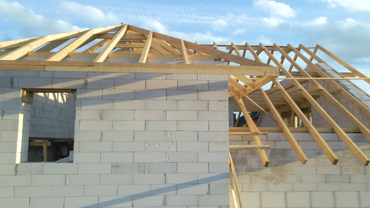 vista aérea del marco inacabado de una casa privada con paredes de hormigón ligero aireado y marco de techo de madera en construcción