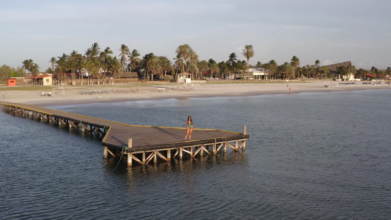 дронный вид латиноамериканских женщин на пирсе острова коче, венесуэла