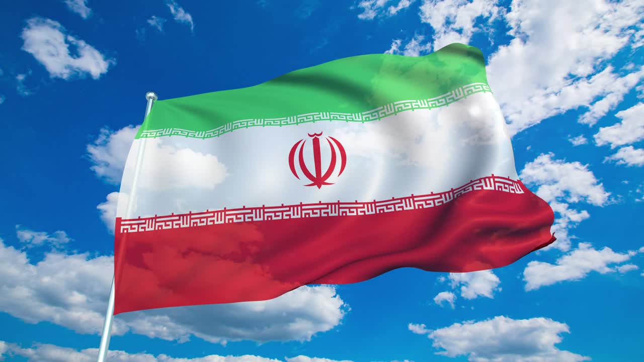 bandera de irán con estructura de tela contra un cielo nublado (en bucle)