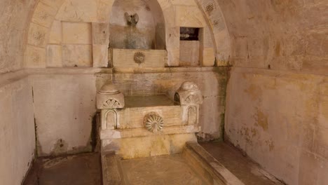 fuente dentro del patio de la mezquita sehidiye, mardin, turquía