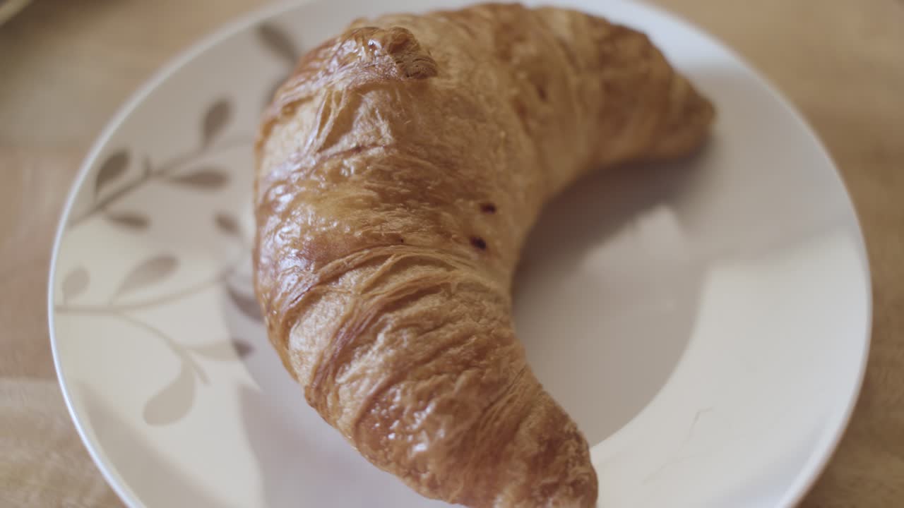 un solo croissant en un plato