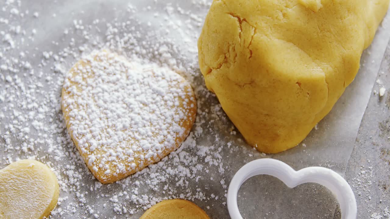 galletas en forma de corazón crudo con glaseado de azúcar en papel de cera 4k