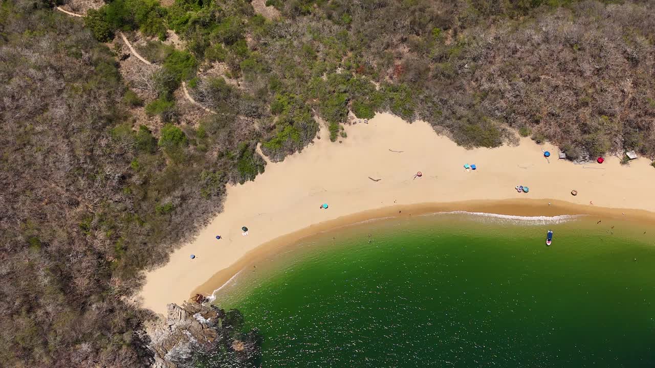 bahía de organo en el parque nacional huatulco, una playa virgen en oaxaca, méxico