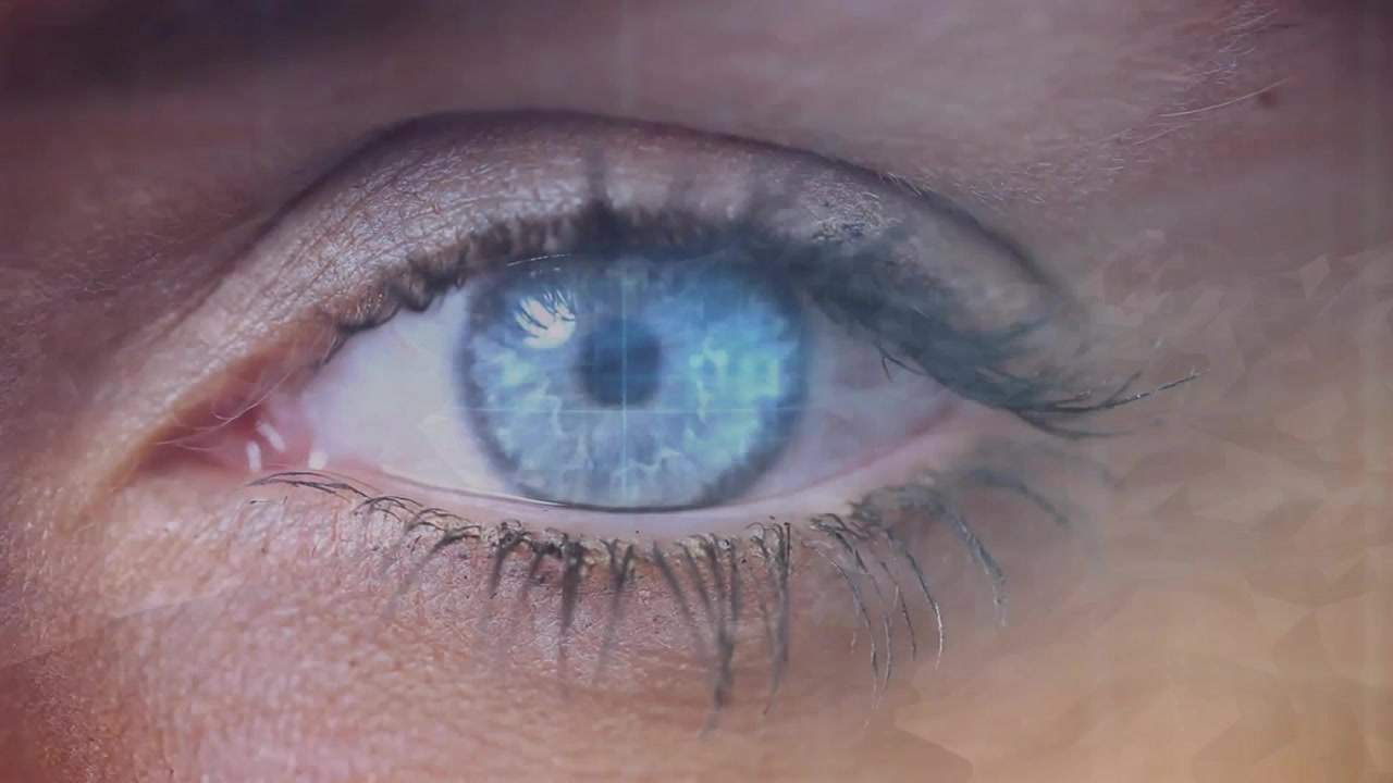 Occhio chiuso che si ferma e poi si apre per rivelare un'iride blu, mentre linee di scansione digitali sfarfallano.