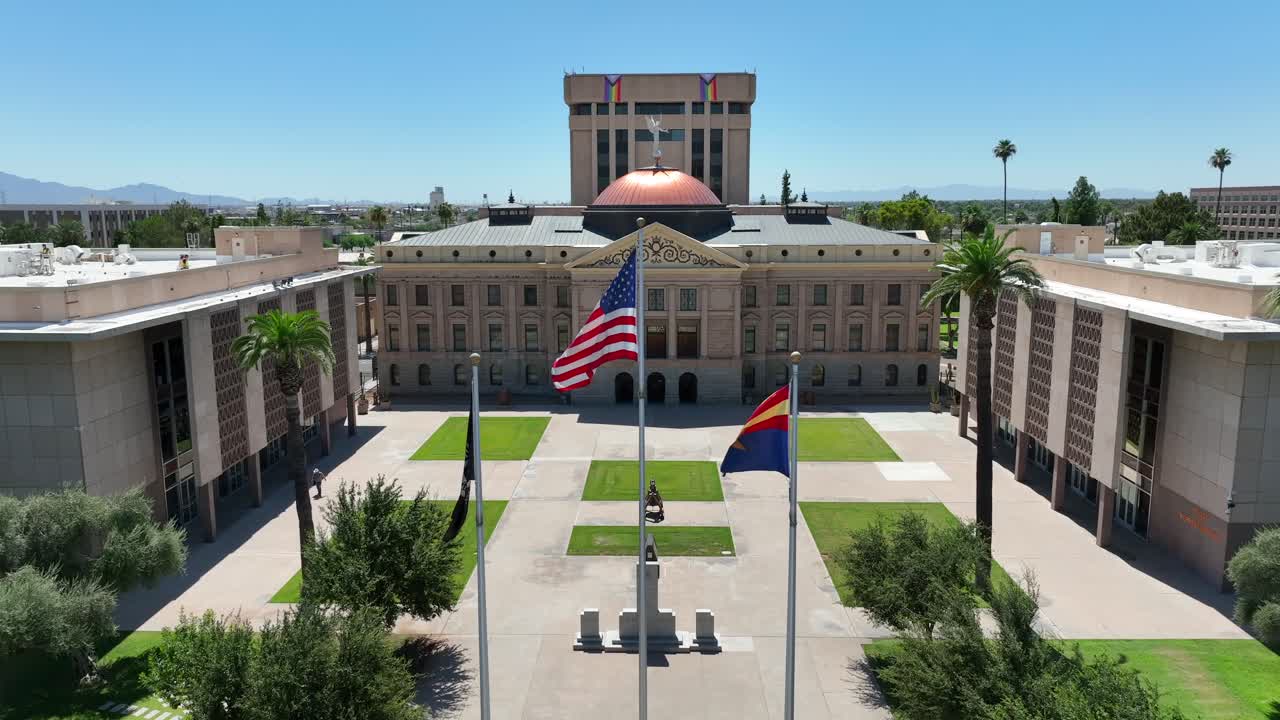 bandera estadounidense y bandera del estado de arizona ondeando en phoenix, az en el edificio del capitolio