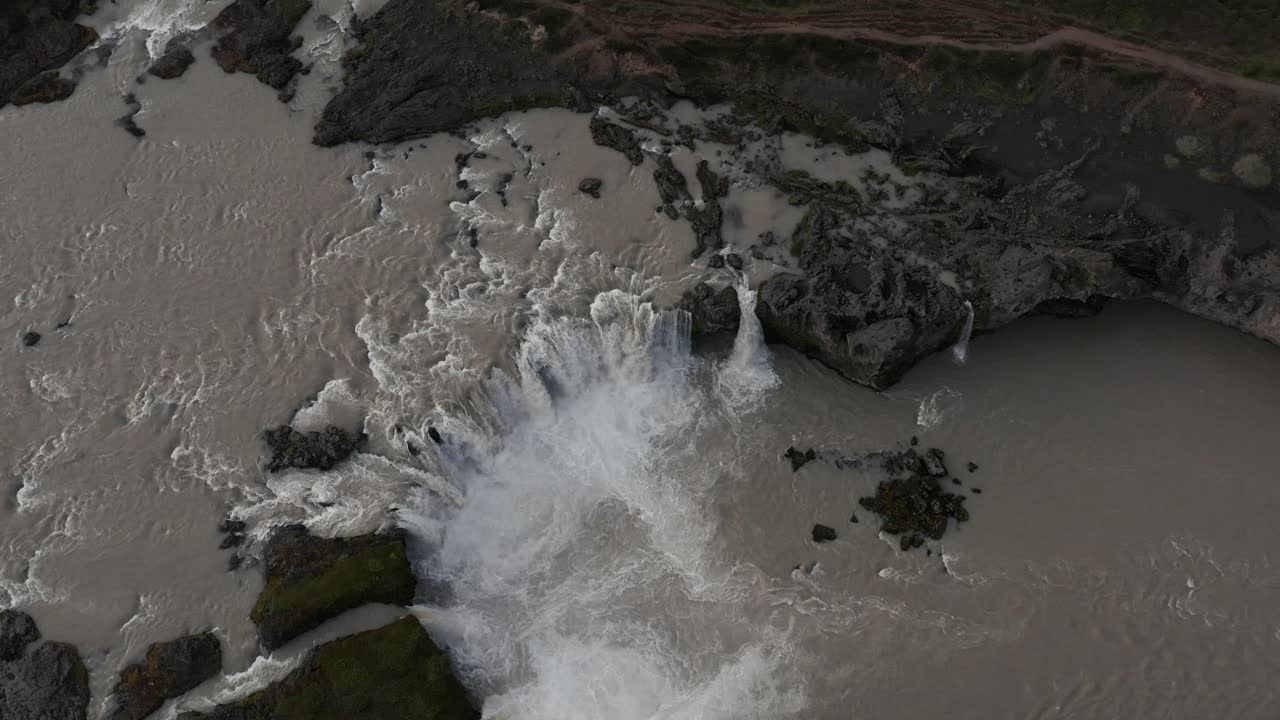 Water of Skjálfandafljót river flows of circular edge cliff, Goðafoss