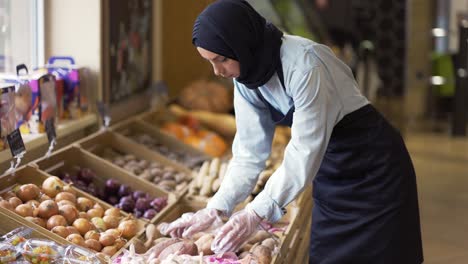 Dame-Im-Hijab-Füllt-Den-Gemüsevorrat-Im-Supermarkt-Auf