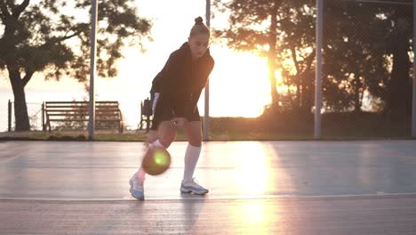 Imágenes-De-Cerca-De-Una-Joven-Jugadora-De-Baloncesto-Entrenando-Y-Haciendo-Ejercicio-Al-Aire-Libre-En-La-Cancha-Local-3