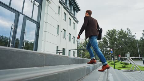un hombre de negocios subiendo las escaleras.