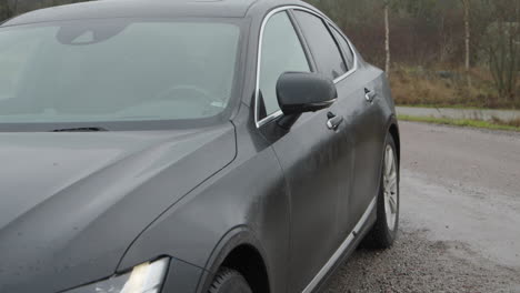 Sedán-De-Lujo-Negro-Que-Se-Abre-Y-Desbloquea-Con-La-Llave-Del-Auto,-Panorámica