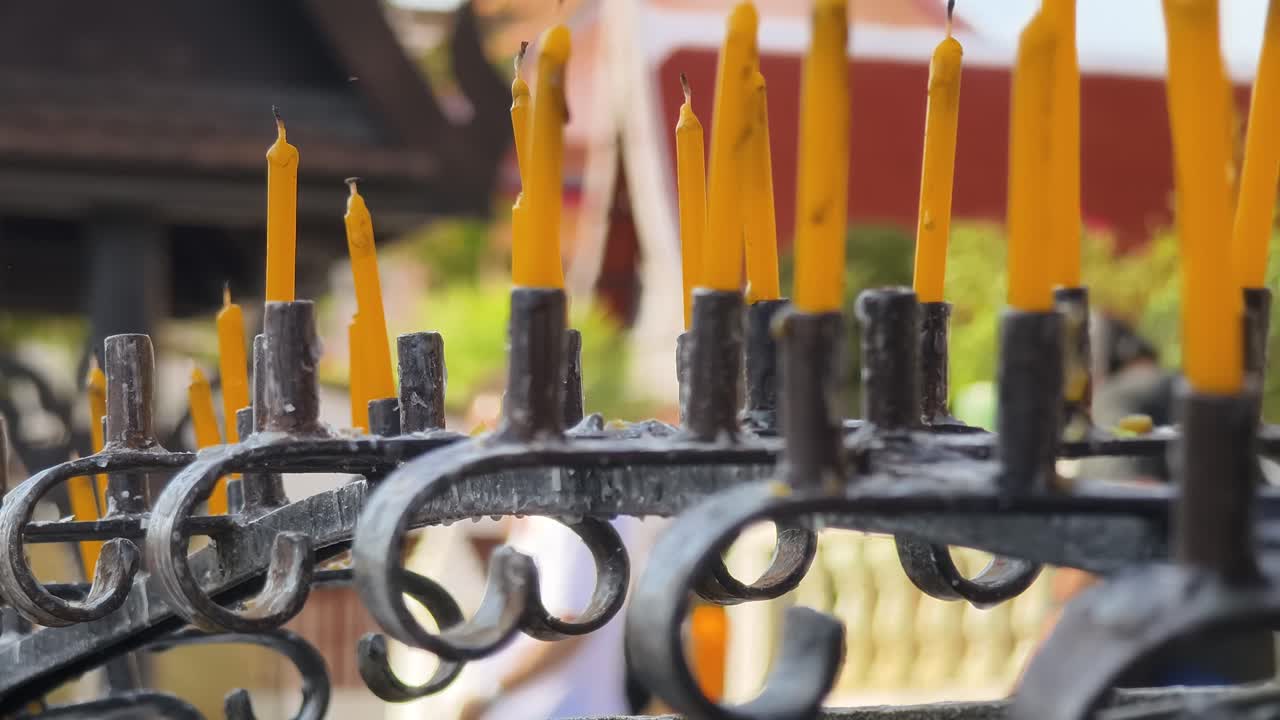 Candele gialle in un tempio