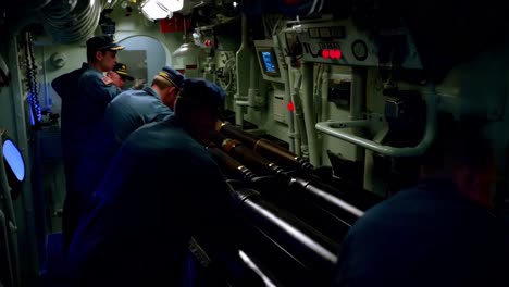 tripulación de submarino trabajando en armas