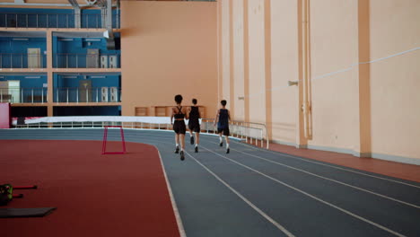 jóvenes corredores en la pista