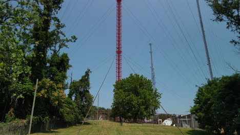 moviéndose debajo de los cables de sujeción de la torre de radio