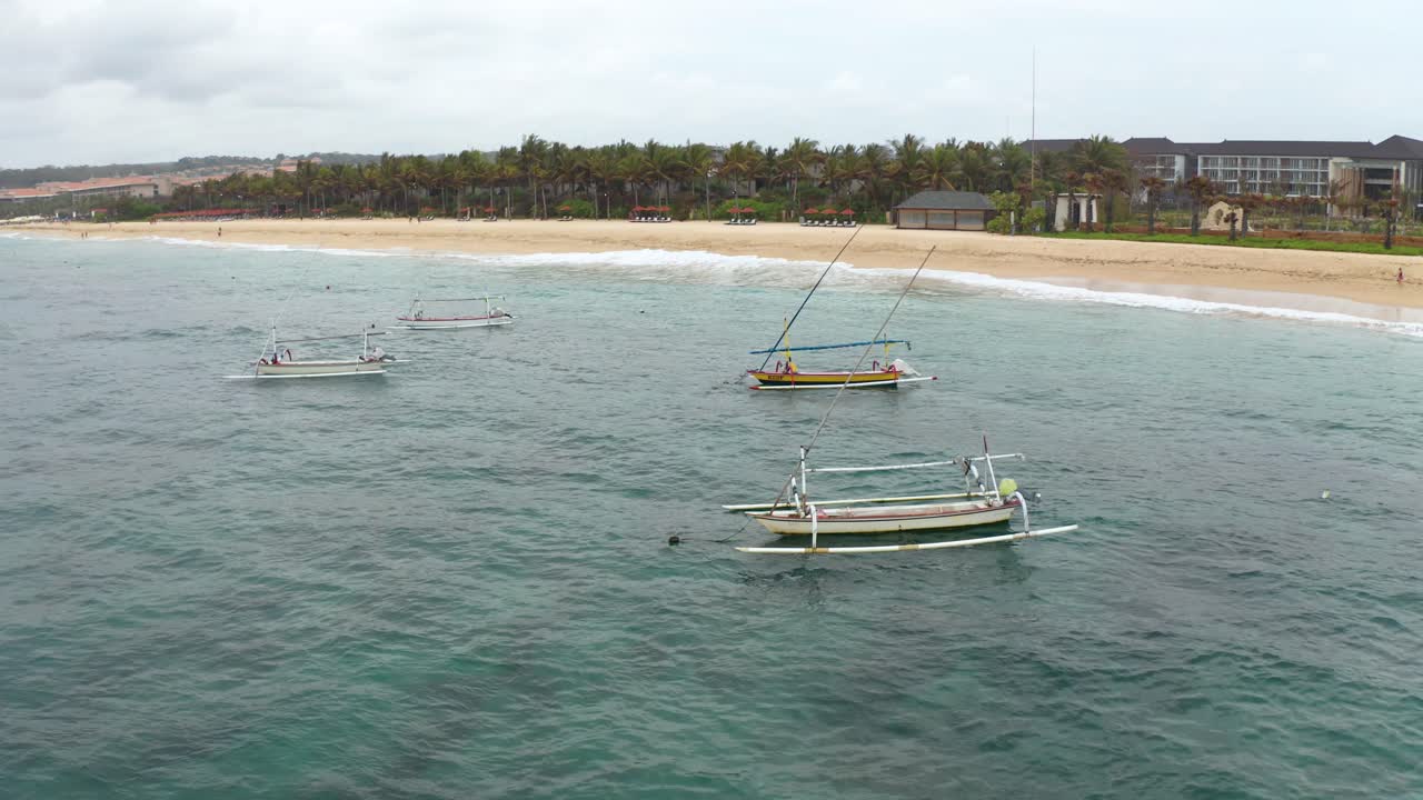 전통적인 발리 어부 범선을 촬영하기 위해 낮은 꾸준한 드론 비행