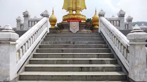 Estatua-Gigante-De-Buda-De-Oro,-Al-Aire-Libre.