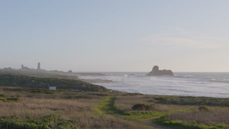 Toma-Estacionaria-De-Ondas-Matutinas-Brumosas-En-El-Océano-Pacífico-Ubicadas-En-Big-Sur-California