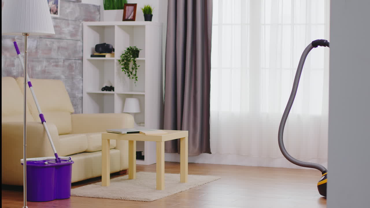 청소 할 준비가 된 빈 방의 전망