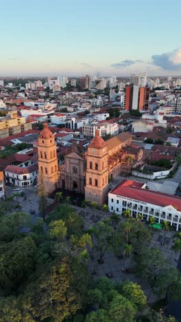 Drohnenschuss-Stadt-Hauptplatz-Kathedrale-Reise-Himmel-Santa-Cruz-Bolivien