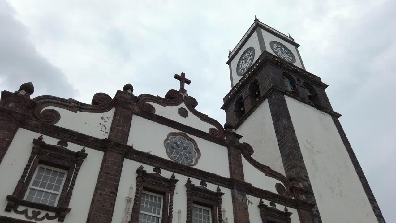 성의 정면과 탑