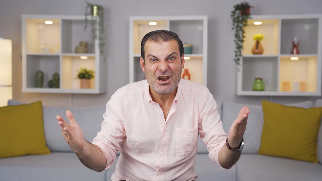 카메라에 화를 내는 남자.