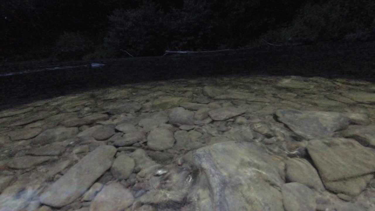 luz misteriosa en el río de la montaña de la noche