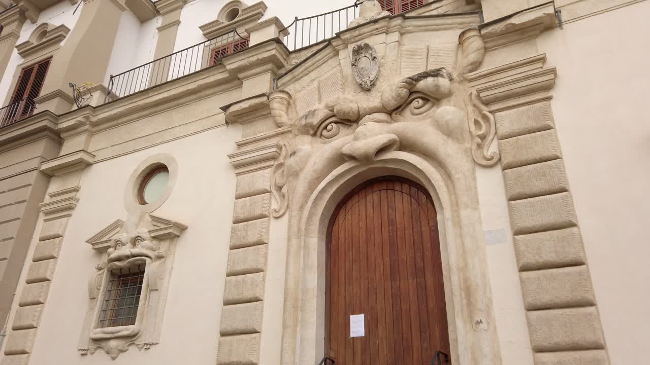 puerta monumental del palazzo zuccari, una joya escondida de roma cerca de los escalones españoles
