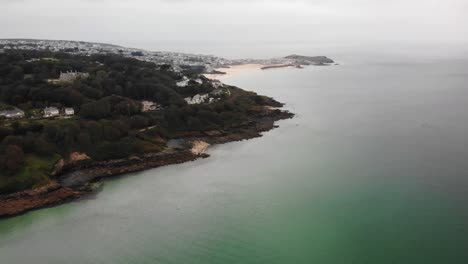 Toma-Panorámica-Aérea-A-La-Derecha-Del-Punto-De-Porthminster-Con-St-Ives-En-El-Fondo