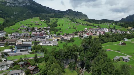 Encantador-Pueblo-De-Amden-En-Suiza-Capturado-En-Vista-Aérea