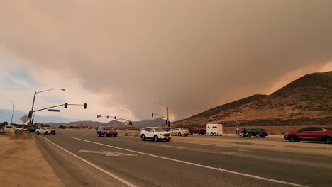 Tráfico-Conduciendo-En-La-Carretera-En-La-Ciudad-De-Hemet-Con-Cielo-Ahumado-Durante-El-Incendio-De-Fairview-En-El-Condado-De-Riverside,-California,-Estados-Unidos