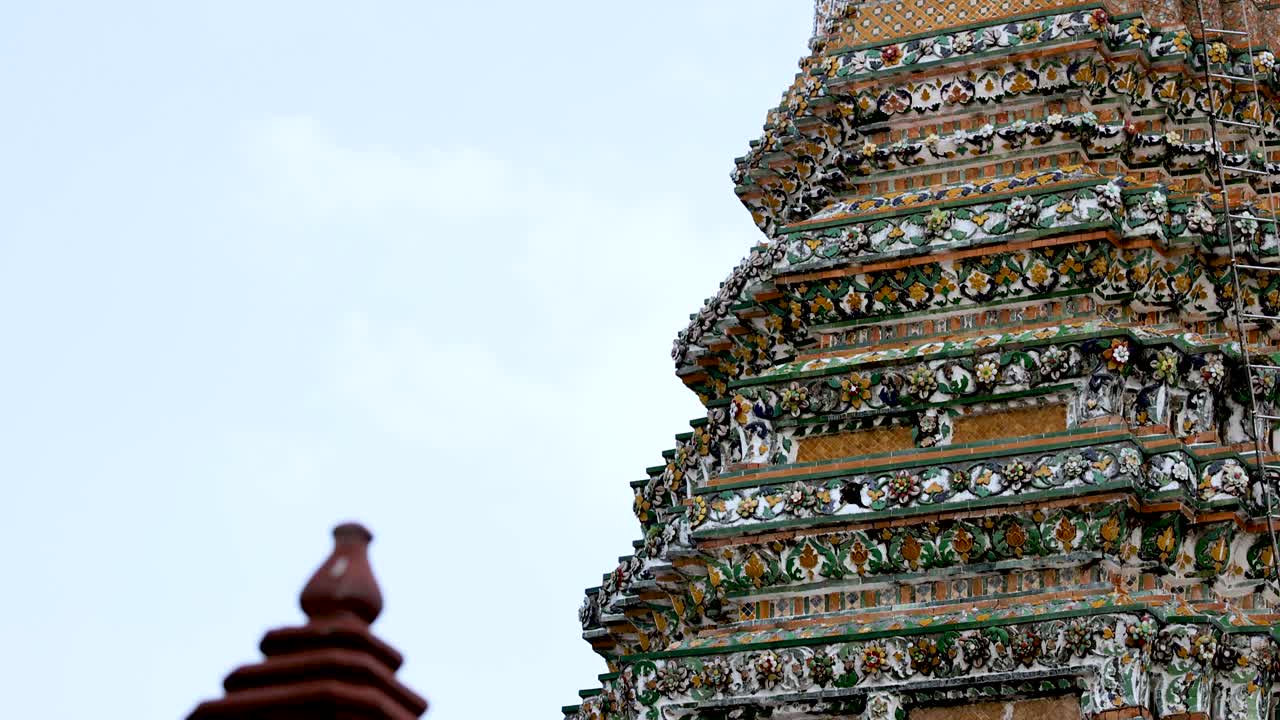 와트 아룬 의 복잡 한 모자이크 의 근접적 인 모습